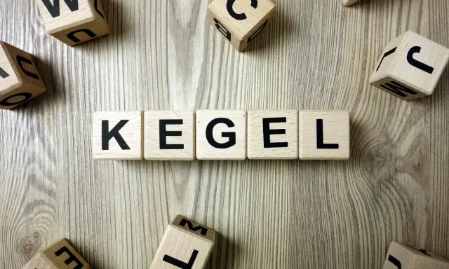 Drewniane klocki z literami układają słowo "KEGEL". Ćwiczenia mięśni Kegla u kobiet to klucz do zdrowia.