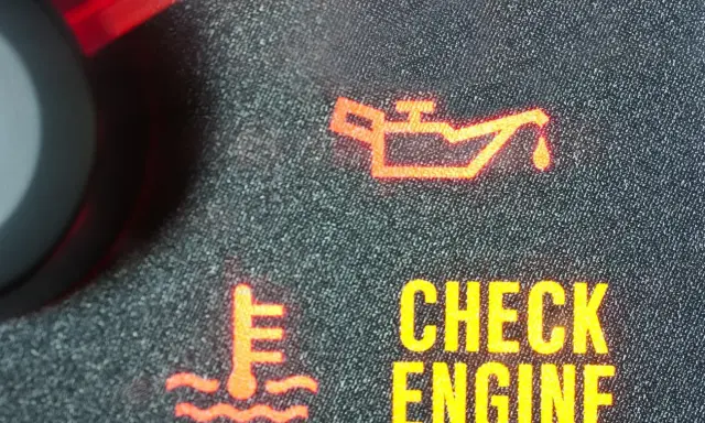 Czerwona kontrolka wymiany oleju świeci się obok ikony termometru i napisu "CHECK ENGINE". Czas na serwis!
