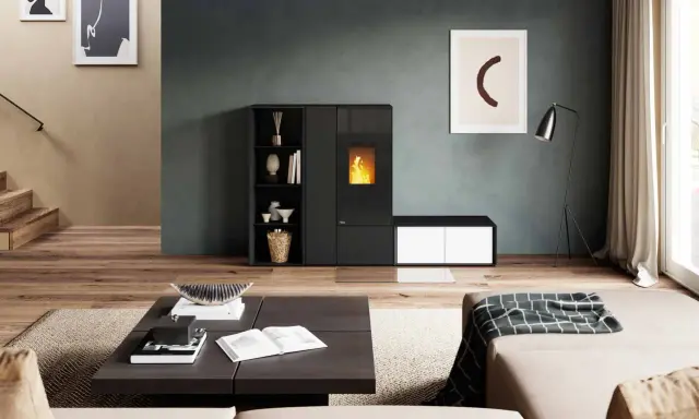 Un salon moderne avec un poêle à granulés convection naturelle, des étagères, un canapé et une table basse.