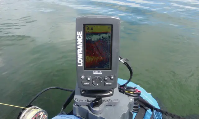 Branchement sondeur Lowrance sur un bateau, affichant une carte de pêche. La sonde est connectée, prête pour la pêche.
