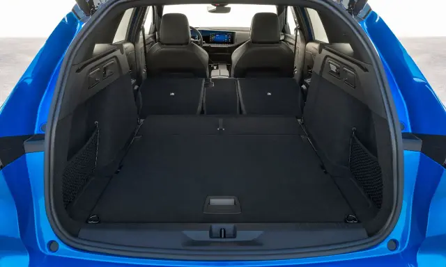 Maletero Opel Astra azul, listo para cargar equipaje o compras. Amplio espacio interior con asientos abatibles.