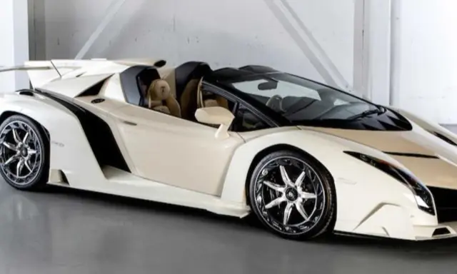 Un elegante coche veneno blanco descapotable, con asientos de cuero beige y llantas cromadas, listo para la velocidad.