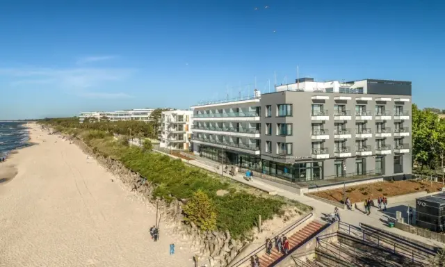 Nowoczesny hotel nad morzem, idealny pomysł na wyjazd urodzinowy. Piękna plaża, czyste powietrze i widok na Bałtyk.
