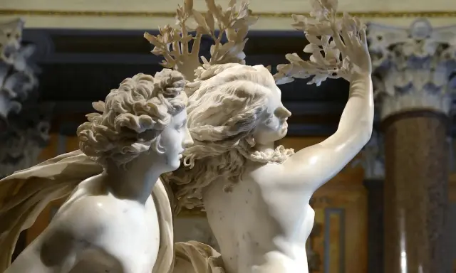 Le Bernin : Apollon et Daphné, la nymphe se transformant en laurier pour échapper à l'amour du dieu.