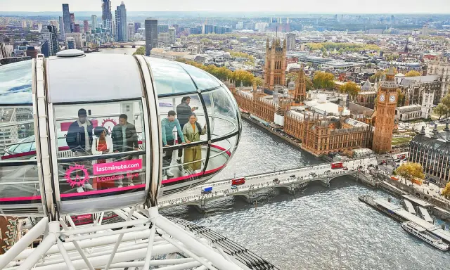Ludzie podziwiają panoramę Londynu z kapsuły London Eye. Ciekawostki o tym miejscu można odkrywać podczas tej niezwykłej podróży.