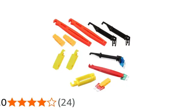 Herramientas para saber como sacar un fusible sin pinzas. Varios extractores de fusibles de plástico en rojo, amarillo y negro.