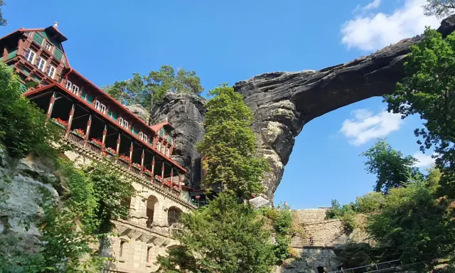 Hotel Sokolí hnízdo przy Pravčická brána, imponującym skalnym łuku.