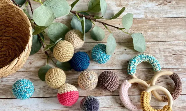 Hermosos sonajeros y mordedores de crochet para bebes, hechos a mano con hilos de algodón y aros de madera.