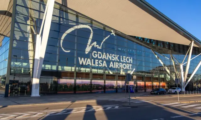 Nowoczesny budynek lotniska im. Lecha Wałęsy w Gdańsku. Stąd wyruszysz w podróż, szukając tanich lotów z Gdańska gdziekolwiek.