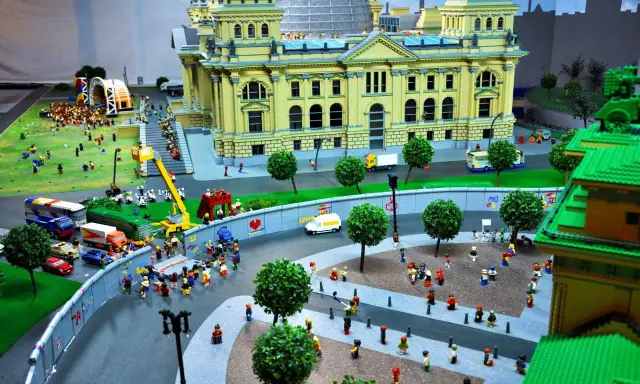 Miniaturowy Berlin z klocków: Reichstag, Mur Berliński i tłumy ludzi. Wspaniałe berlin atrakcje dla dzieci do odkrycia!