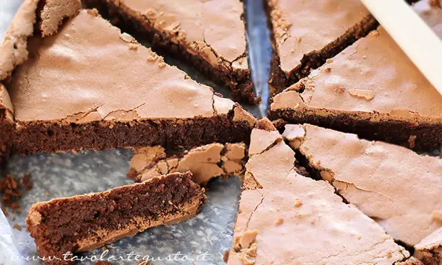 Fetta di torta tenerina Bimby, cioccolatosa e umida, con una crosticina croccante. Perfetta per ogni occasione.