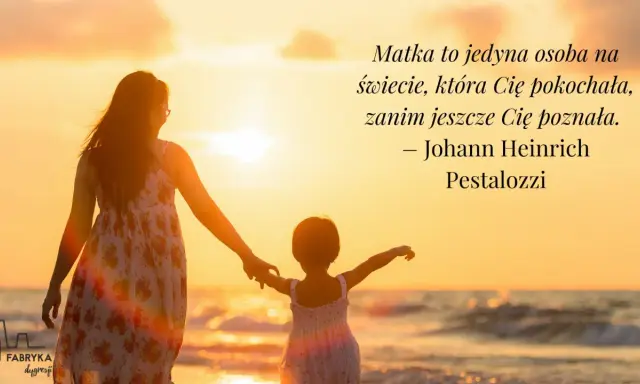 Matka z dzieckiem trzymają się za ręce na plaży o zachodzie słońca.
