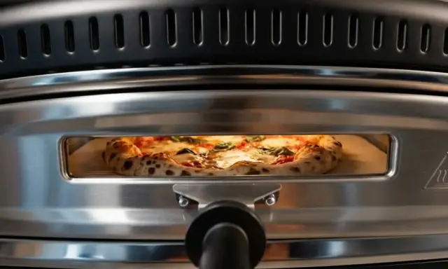 En perfekt vedugnsbakad pizza med bubblig kant och färska örter gräddas i en modern ugn.
