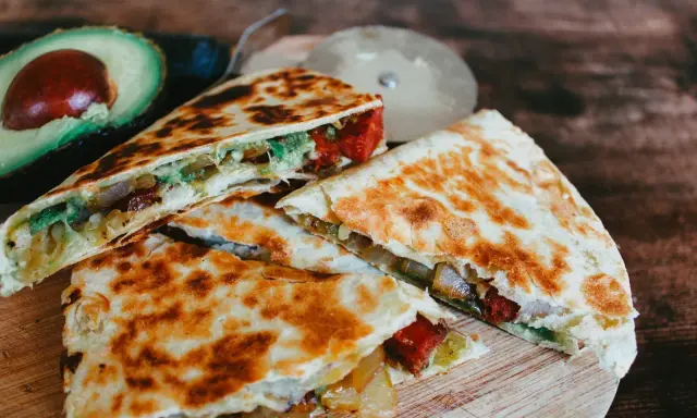 Krispiga quesadillas med avokado och fyllning, perfekt som supergod fredagsmat.
