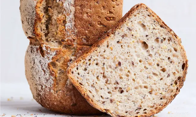 Chleb pełnoziarnisty z ziarnami, idealny do zdrowego śniadania. Dowiedz się, jak upiec chleb dietetyczny.