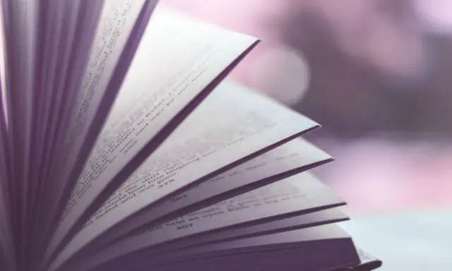 Otwarta księga, strony wirują jak w opowiadaniu: wstęp, rozwinięcie, zakończenie.
