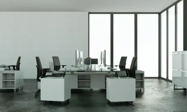 Nowoczesne biuro z przeszklonymi ścianami i ergonomicznymi stanowiskami pracy. Inspiracja, jak urządzić biuro, by było funkcjonalne i estetyczne.