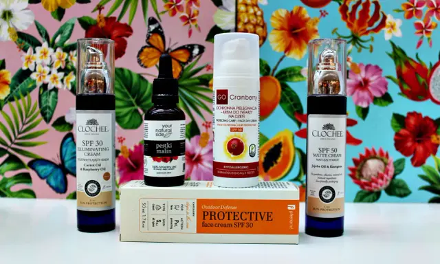 Kremy z filtrem SPF 30 i SPF 50, olejek z pestek malin i krem ochronny z dwutlenkiem tytanu na tle tropikalnych kwiatów i motyli.