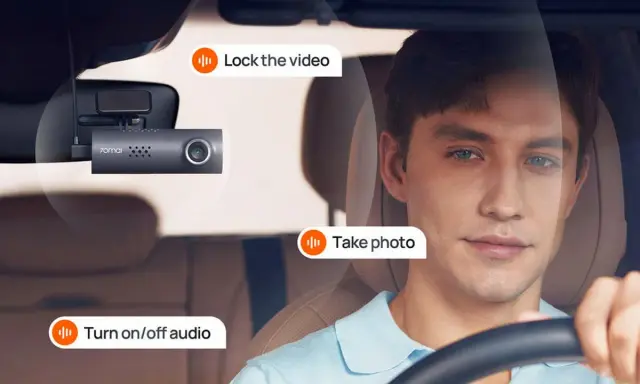 Kierowca korzysta z 70mai komendy głosowe: "Lock the video", "Take photo", "Turn on/off audio".