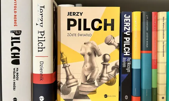 Książki Jerzego Pilcha, w tym "Żółte światło" z motywem szachowym i rzeźbą, przypominają o bezpowrotnie utraconej leworęczności.