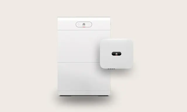 Två vita enheter, en stor batterienhet och en mindre växelriktare, från Huawei SUN2000-serien står bredvid varandra mot en ljus bakgrund.