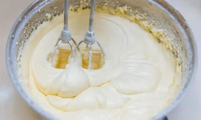 Mieszadła miksera ubijają kremowy, gładki krem z mascarpone. Dowiedz się, jak uratować zwarzony krem z mascarpone, by deser był idealny.