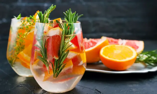 Orzeźwiający drink z grejpfrutem, pomarańczą i rozmarynem. Idealny na upalne dni.
