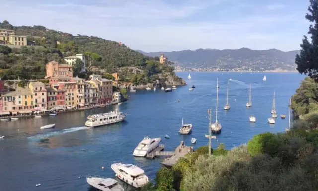 Colorati paesi della Riviera di Levante, con barche a vela e yacht che solcano il mare blu.