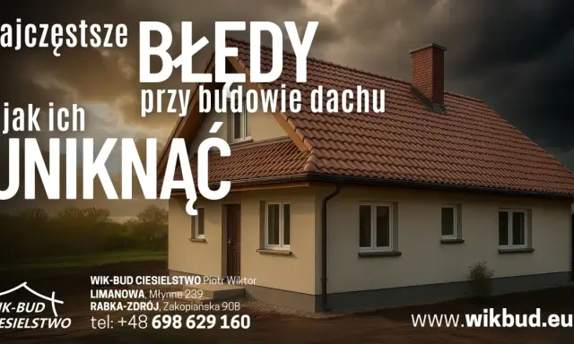 Dom z brązowym dachem i kominem, na tle ciemnego nieba. Napisy: "Najczęstsze BŁĘDY przy budowie dachu i jak ich UNIKNĄĆ".