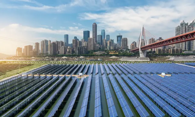 Schwimmende Solaranlage vor einer Skyline, ein Zeichen für Chinas wachsende energieversorgung.
