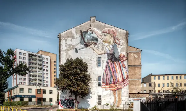 Dziewczynka z konewką na ścianie kamienicy, jeden z pięknych murale Białystok.