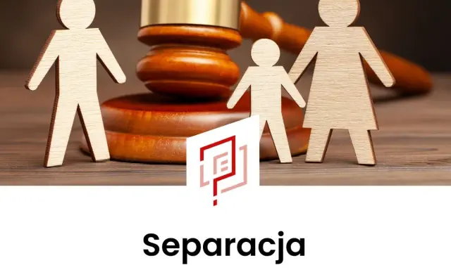 Drewniane figurki rodziny i młotek sędziowski symbolizują co to jest separacja i jej prawne aspekty.