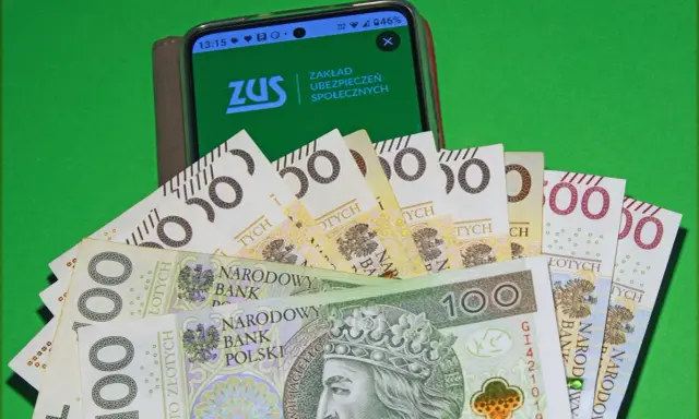 Złotówki i ekran telefonu z logo ZUS. Ile trzeba pracować za granicą żeby dostać emeryturę?