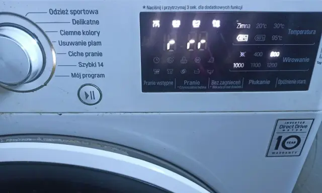 Pralka LG z wyświetlaczem pokazującym symbole programów: "Odzież sportowa", "Delikatne", "Ciemne kolory", "Usuwanie plam", "Ciche pranie", "Szybki 14", "Mój program". Widoczne też symbole temperatury i wirowania.