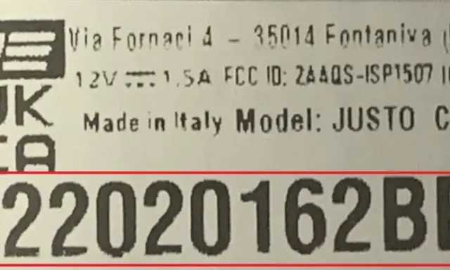 Étiquette avec le numéro de série JUG22020162BE, modèle JUSTO, fabriqué en Italie. Ce numéro est essentiel pour l'identification de votre trottinette Dualtron.