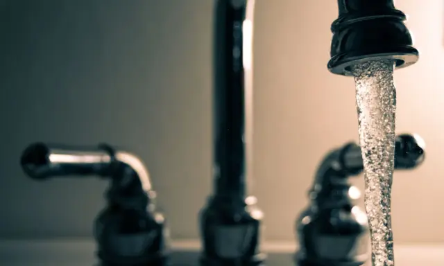 Grifo de cocina con agua fluyendo. Un detalle importante para el inquilino es que se puede poner el agua a nombre del inquilino.