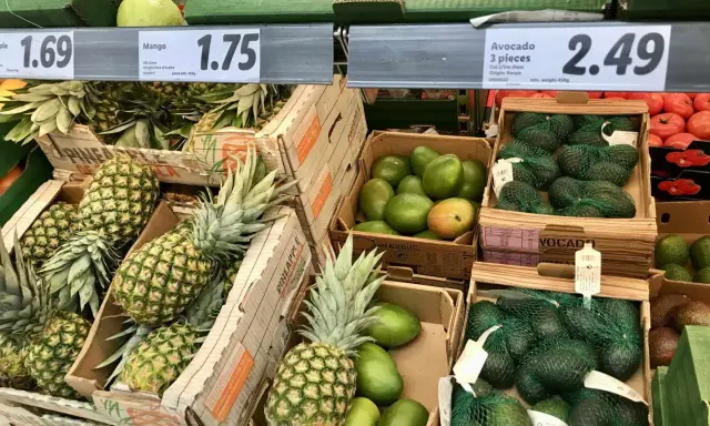 Ananasy, mango i awokado na sprzedaż. Ceny: ananas 1.69, mango 1.75, awokado 3 szt. za 2.49. Malta oferuje świeże owoce.