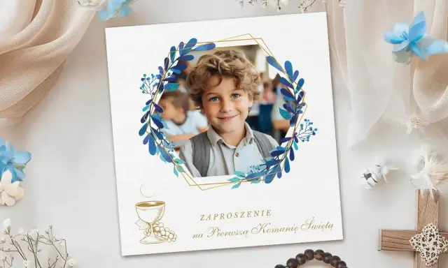 Zaproszenie na Pierwszą Komunię Świętą z uśmiechniętym chłopcem. Czy na komunię zaprasza się z osobą towarzyszącą? Pytanie to często pojawia się przy planowaniu uroczystości.