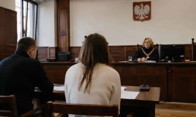 Sąd w sprawie rozwodowej. Sędzia przesłuchuje świadka.