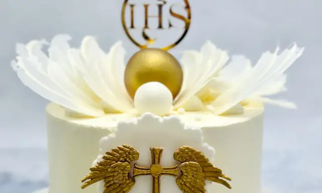 Elegancki topper na tort pierwsza komunia z krzyżem, aniołkami i złotym IHS.