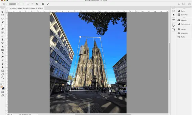 Catedral gótica en edición de Photoshop, ajustando la perspectiva con la herramienta Warp.