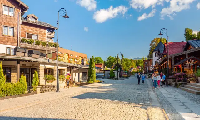Spacer po urokliwej uliczce, gdzie znajdują się najładniejsze górskie miejscowości. Kamienna nawierzchnia, drewniane budynki i zielone drzewa tworzą sielski klimat.