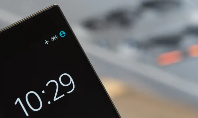 Ekran telefonu z ikoną samolotu i baterią 83%. Czas 10:29. Jak ograniczyć korzystanie z telefonu?