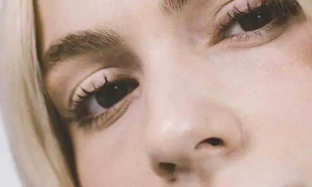Primer plano de un ojo y nariz de mujer rubia. Consejos sobre como disimular las bolsas de los ojos.
