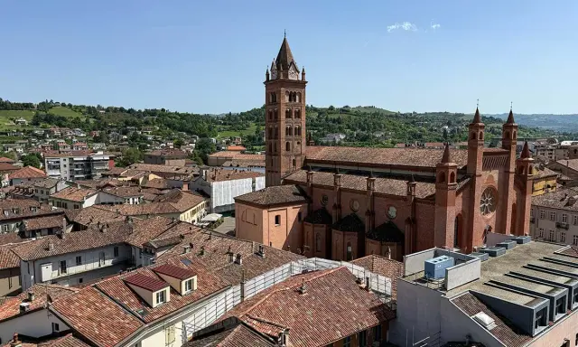 Vista aerea di Alba, con la cattedrale in primo piano e le colline piemontesi sullo sfondo. Un'ottima panoramica di cosa vedere ad Alba.