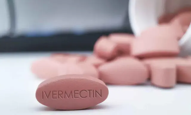 Tabletka z napisem "IVERMECTIN". Co to jest? Lek stosowany w leczeniu chorób pasożytniczych.