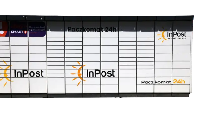 Paczkomat InPost, gotowy do obsługi kolejnych etapów przesyłki. Widoczne logo Allegro Smart.