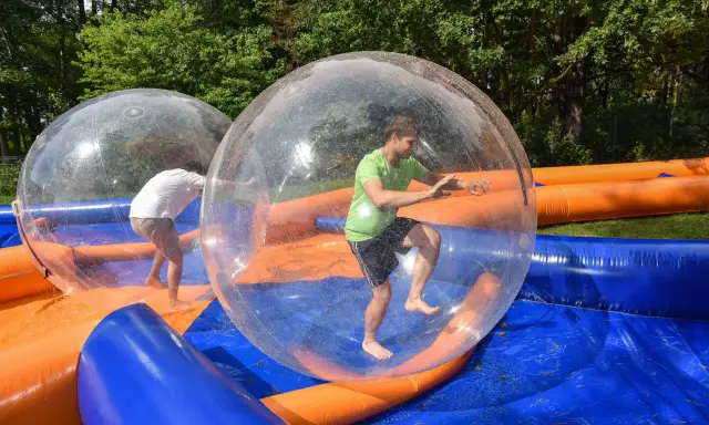 Świetne pomysły na team building: ludzie w dmuchanych kulach na wodzie, śmiech i zabawa gwarantowane!