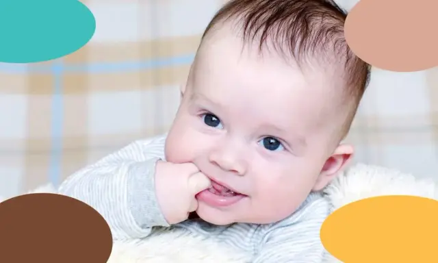 Bebé de 4 meses con ojos azules, chupándose el dedo. ¿Cuántas horas de sueño necesita un bebé de 4 meses?