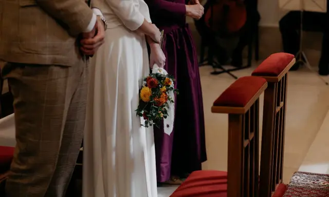 Novios en ceremonia civil, ramo de flores. Las ventajas de casarse por lo civil son muchas, como la simplicidad y rapidez.